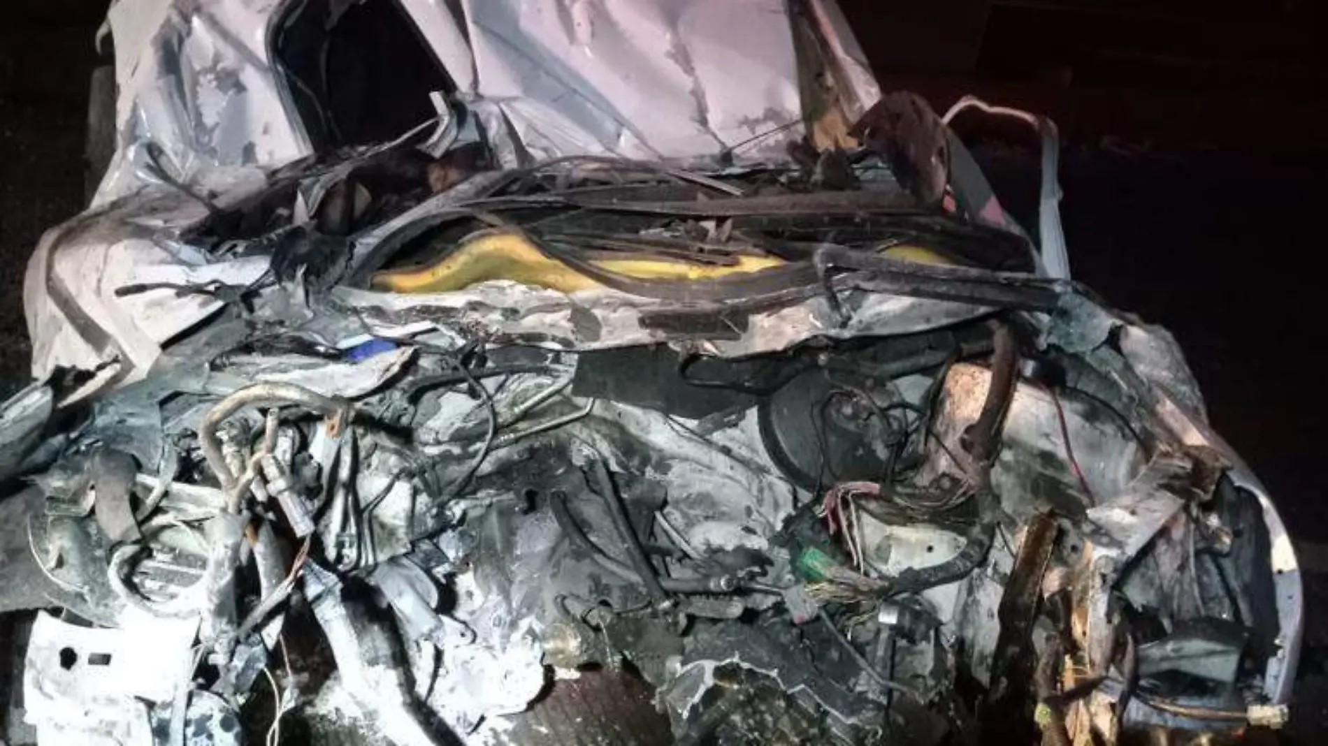 Una persona quedó entre los fierros retorcidos del auto que se impactó en la autopista México-Puebla 